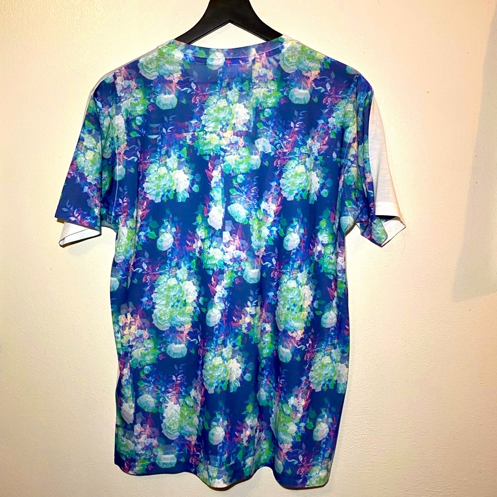 NWT White T-shirt 3-D Blue & Green Floral Overlapping Vibrant Print On Backside